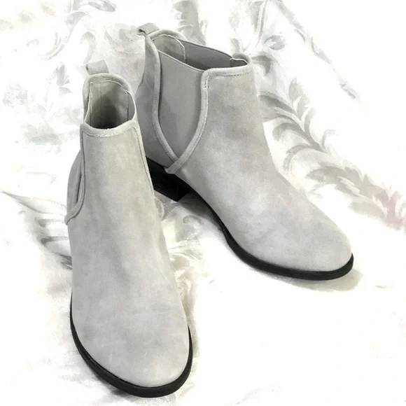 Isaac Mizrahi Live Chelsea Boots Suede Light Grey Cement Gloria sz 10 New No Box - Picture 2 of 11